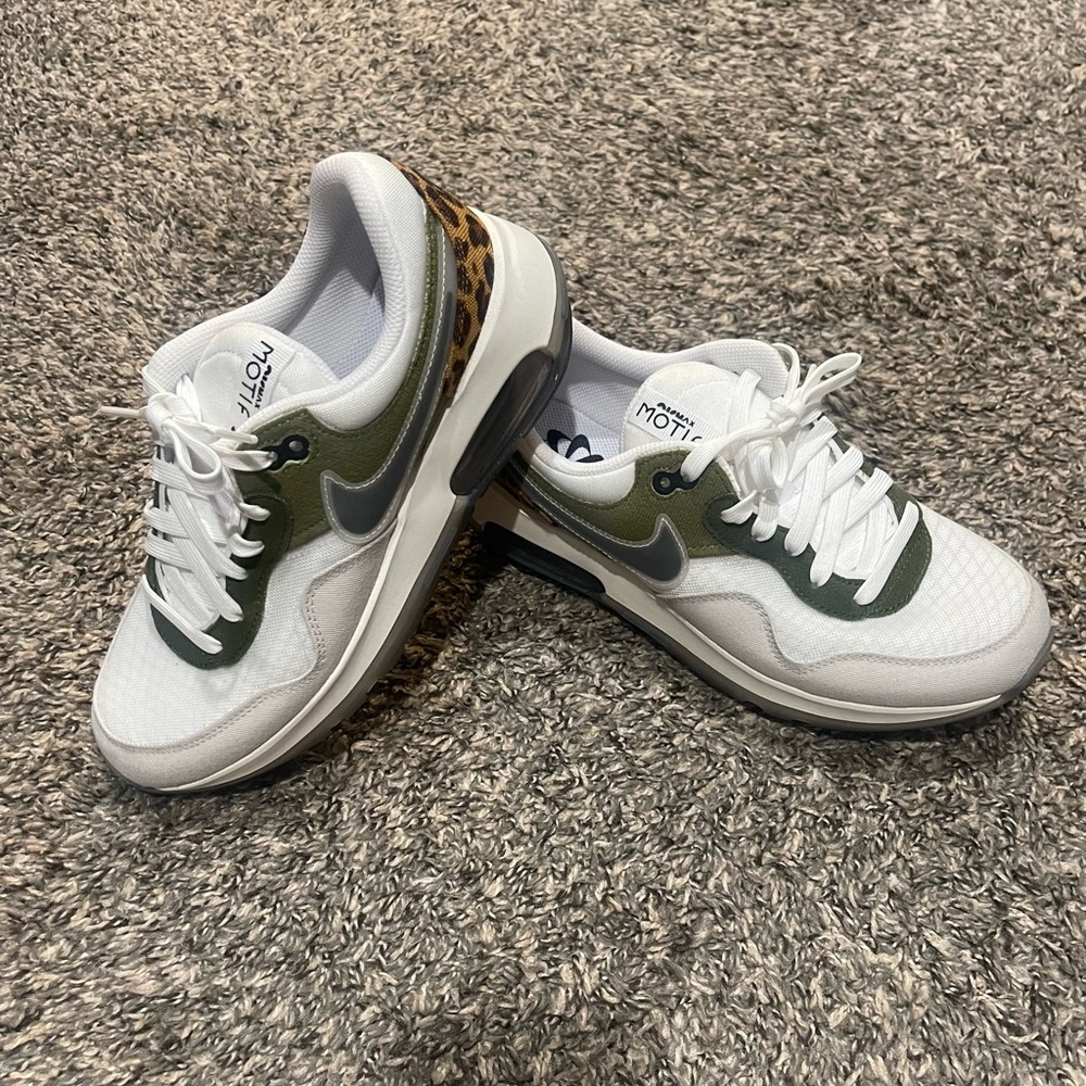 Nike Air Max Motif- New Y7/W 8.5